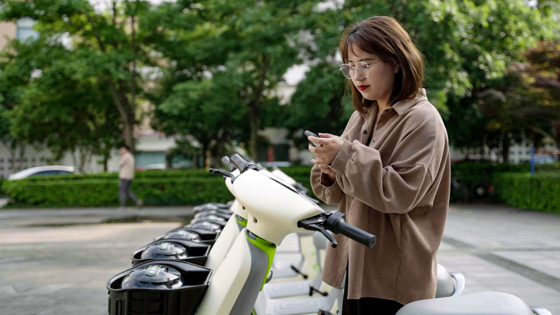 打工人使用共享電單車 打工人使用共享電單車