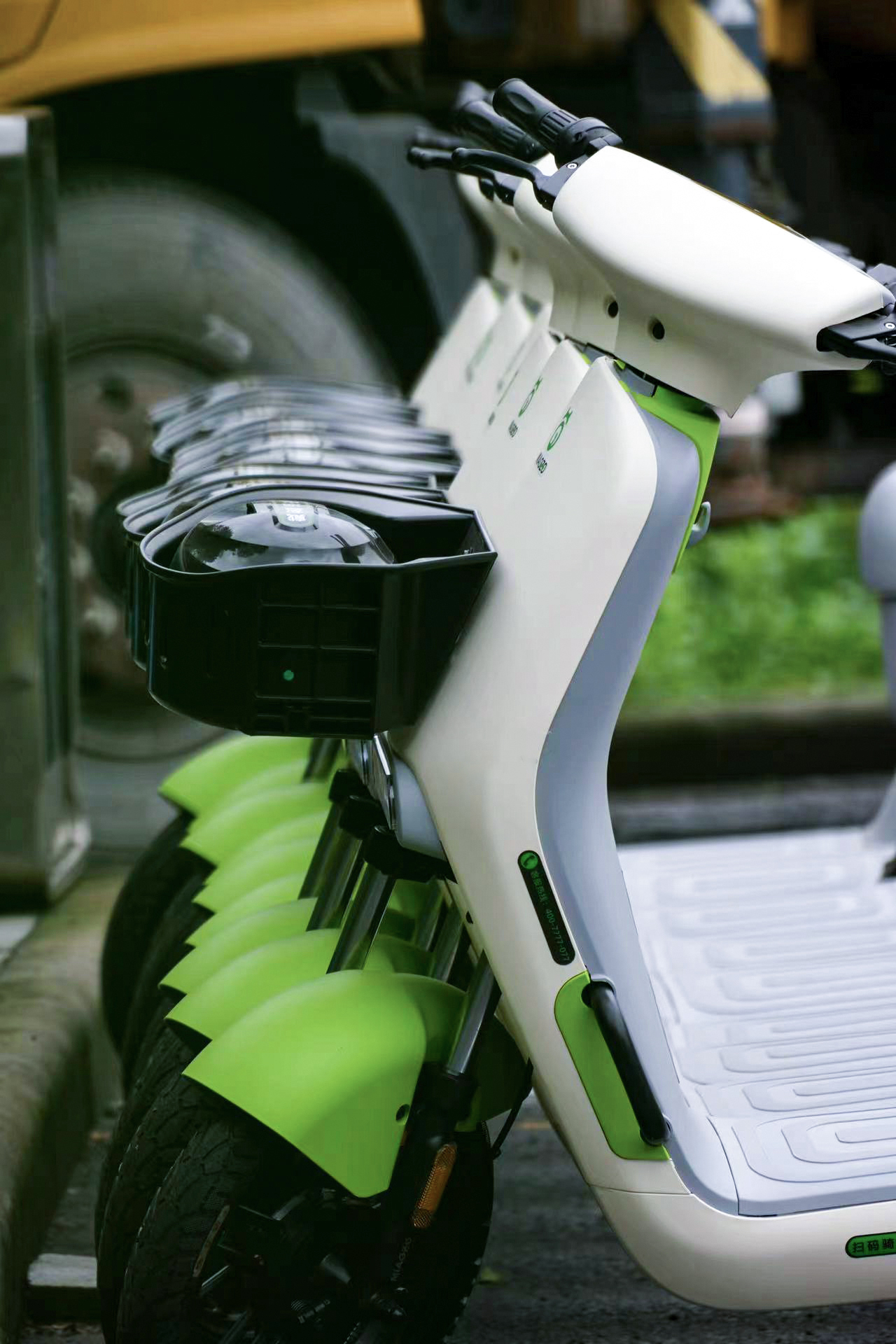 車身上標(biāo)有共享電單車電話的喵走出行 車身上標(biāo)有共享電單車電話的喵走出行